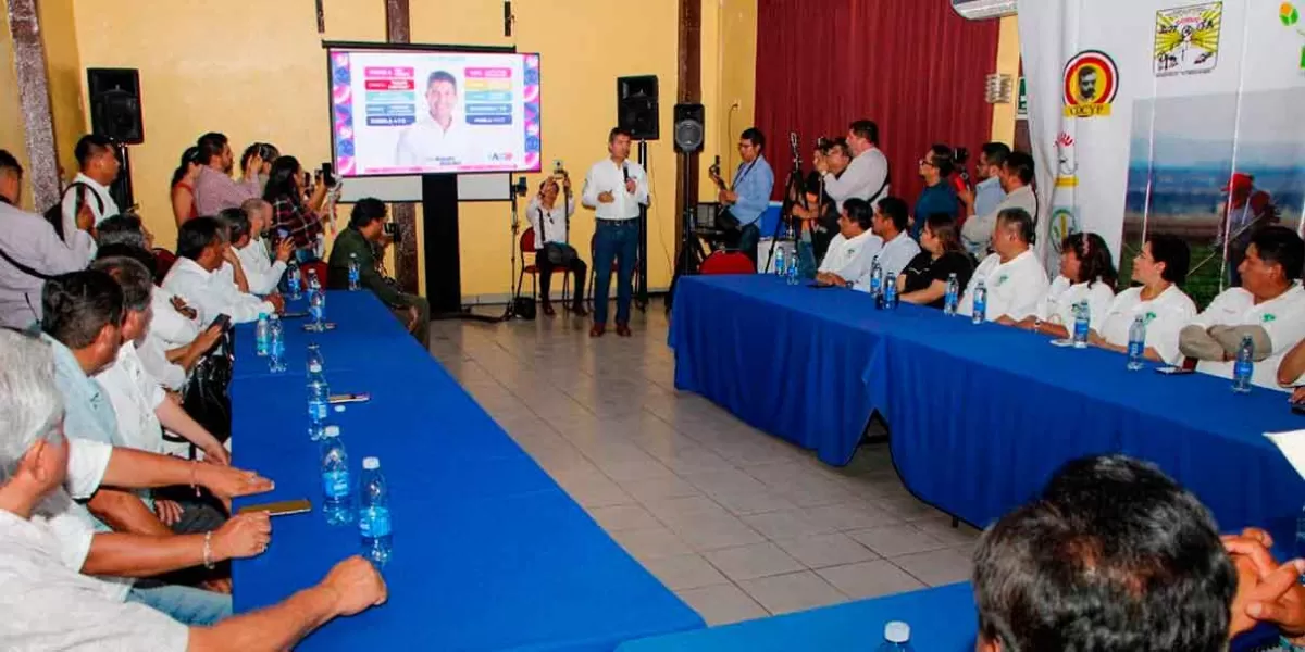 Eduardo Rivera firma acuerdo con el Frente Agrarista Poblano en Tehuacán