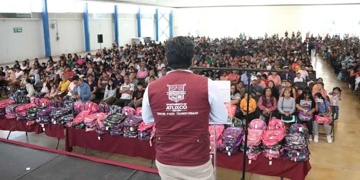 Atlixco fortalece el sector escolar con entrega de mobiliario