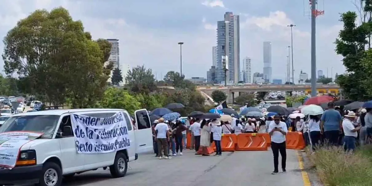 Cierran la Vía Atlixcáyotl trabajadores del Poder Judicial en repudio a la reforma