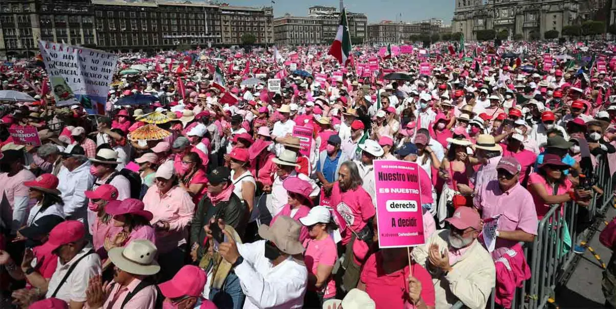 Con protesta ante el INE por supermayoría, buscan reactivar a la Marea Rosa