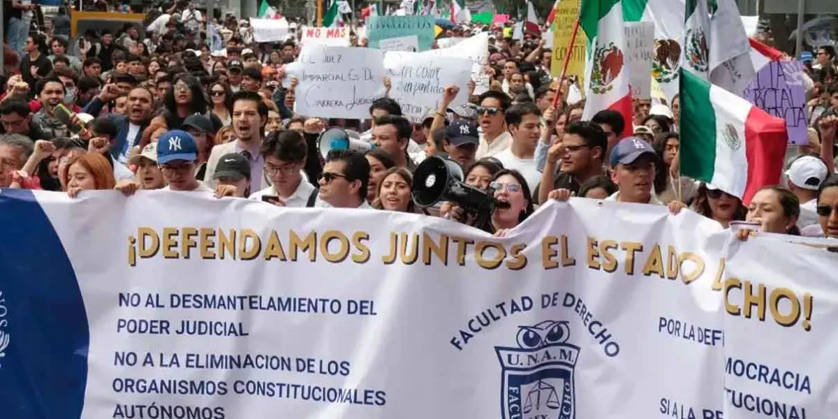 Marchan estudiantes de la UNAM en contra de reforma judicial de AMLO