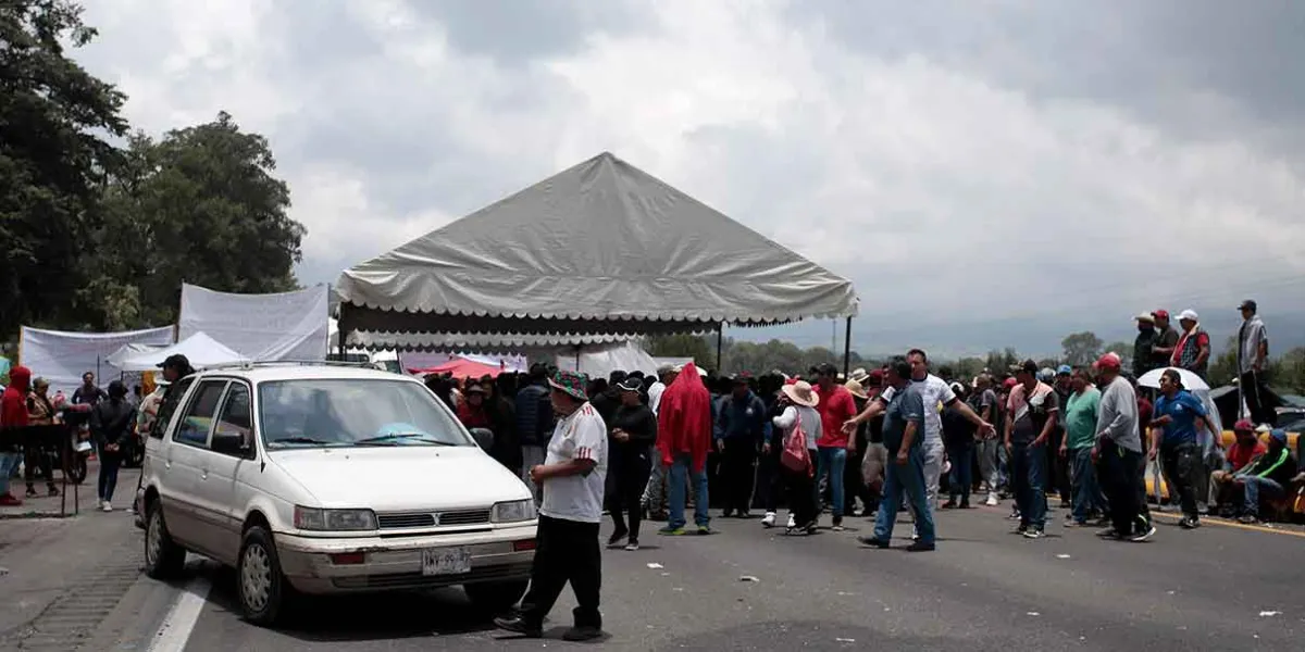 Con primeros diálogos ejidatarios de Tlahuapan liberan un carril de la México-Puebla   