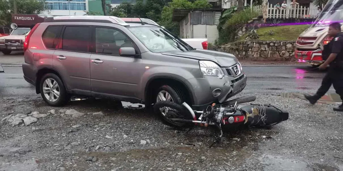 Camioneta estampa a motociclista frente en la Pachuca-Tuxpan