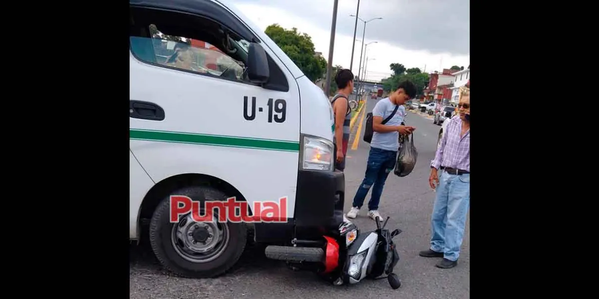 Colisión en la estatal 141 de Xicotepec: motoneta y colectiva causan cierre parcial del carril 