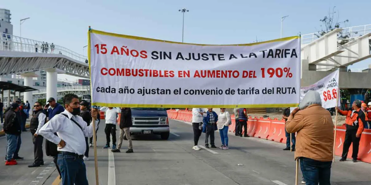 Con bloqueo de la vía Atlixcayotl transportistas piden aumento a tarifa