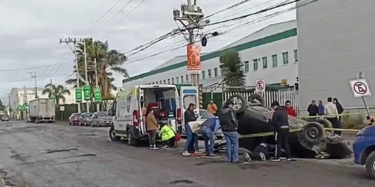 VIDEO. Baches provocan volcadura en Cuautlancingo; hubo tres lesionados