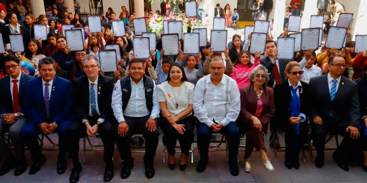 Tonantzin Fernández entrega constancias de alfabetización a adultos mayores 