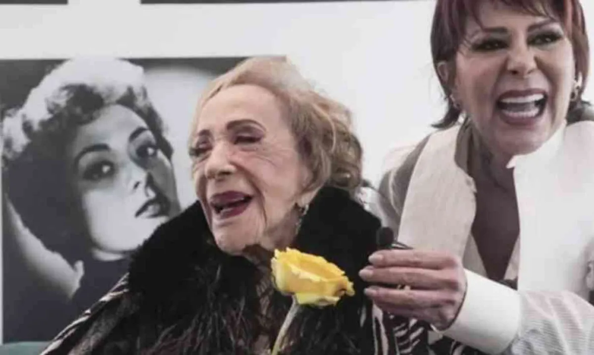 Alejandra Guzmán volvió cenizas de su madre Silvia Pinal en anillo de diamante