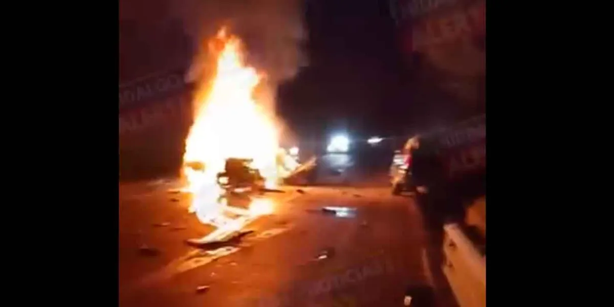 Autobús destrozó una camioneta en la Sierra Norte; hubo dos muertos
