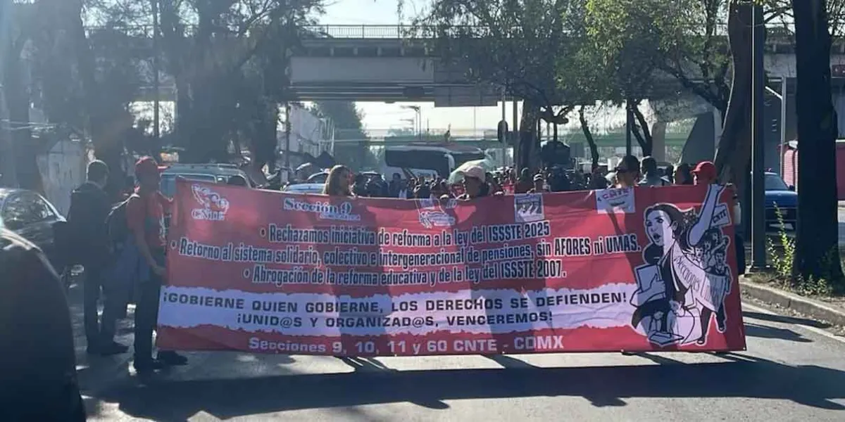 Protesta de la CNTE paraliza el centro de la capital con bloqueos y plantón