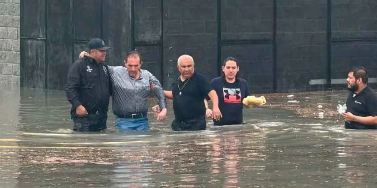 Sorpresiva lluvia genera tremenda inundación en Tamaulipas, deja 2 muertos y despierta la solidaridad