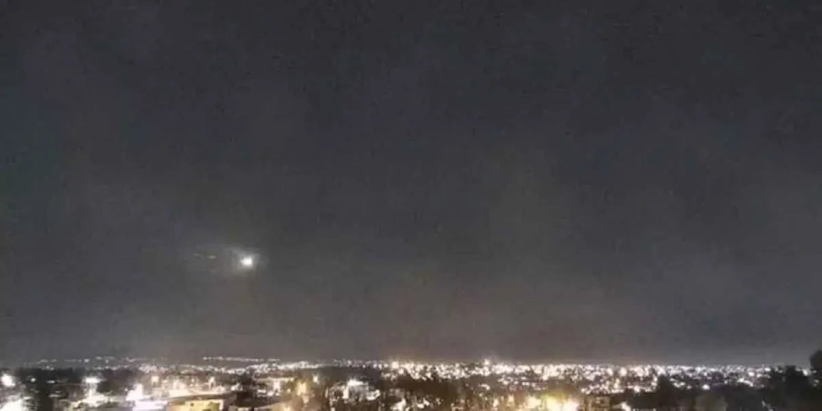 Bólido provoca destello y estruendo; confirman paso de meteorito