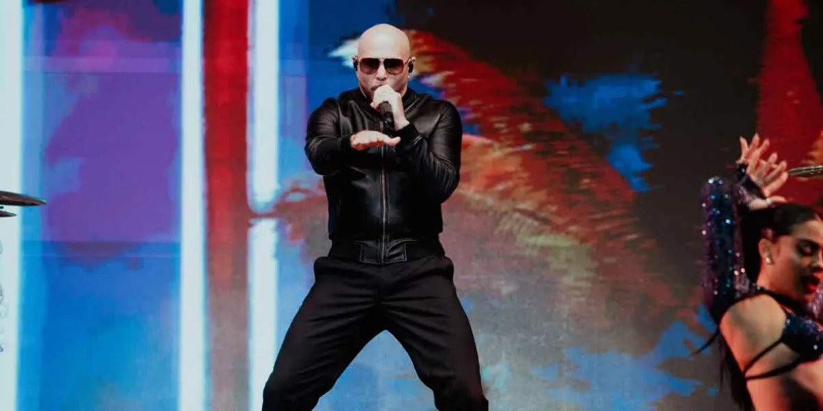 Pitbull hizo cantar y bailar a miles de fans en el segundo día de feria
