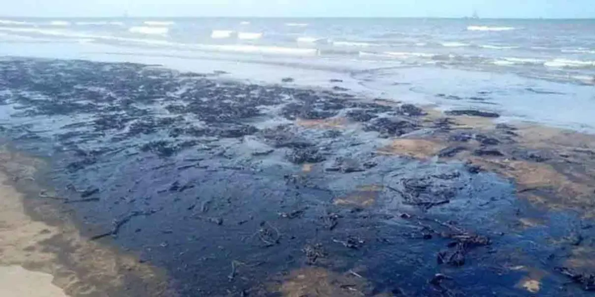 Derrame de petróleo afecta playas y manglares en Paraíso