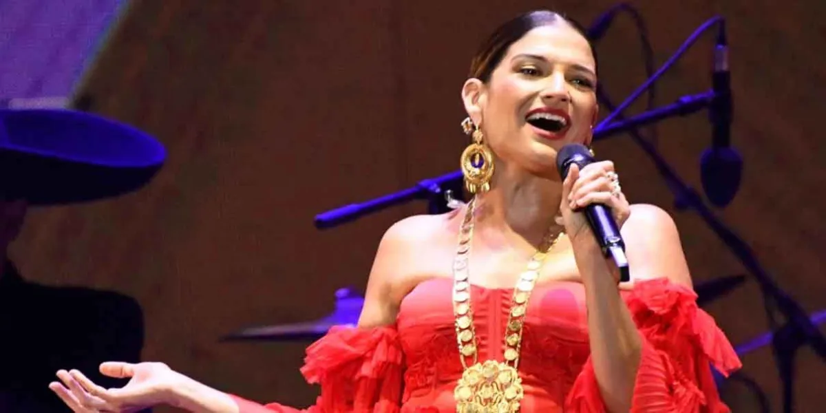 Natalia Jiménez honra a las madres con un emotivo concierto en el Teatro del Pueblo