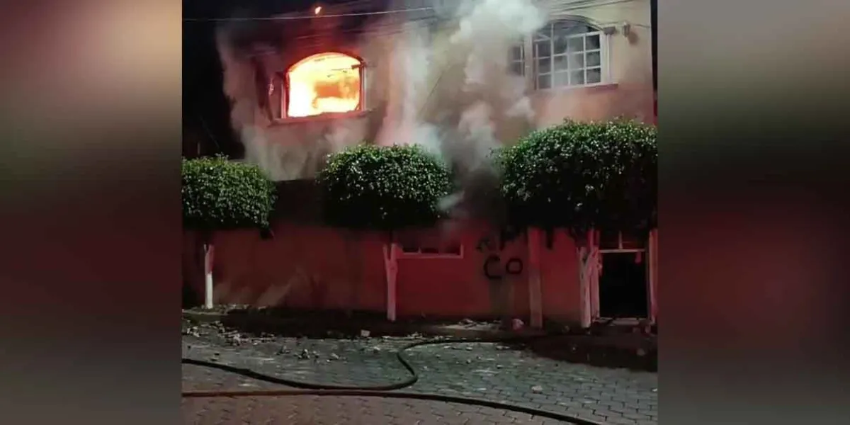 Rabia ciudadana: incendian casa de responsables de golpiza a vendedor en Tehuacán