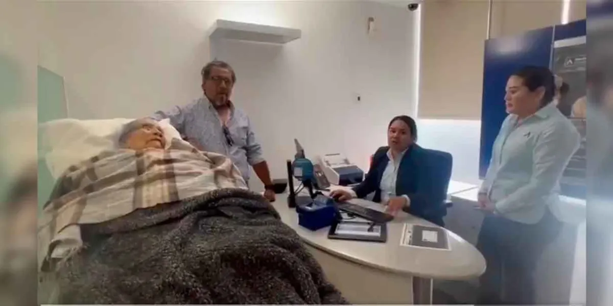VIDEO. mujer de 96 años es llevada en camilla a BBVA Oaxaca para cobrar pensión