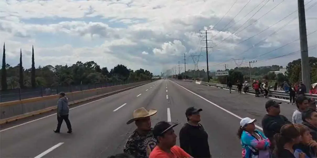 Bloqueo en la México-Puebla: Xoxtla exige freno a la explotación de pozo de agua