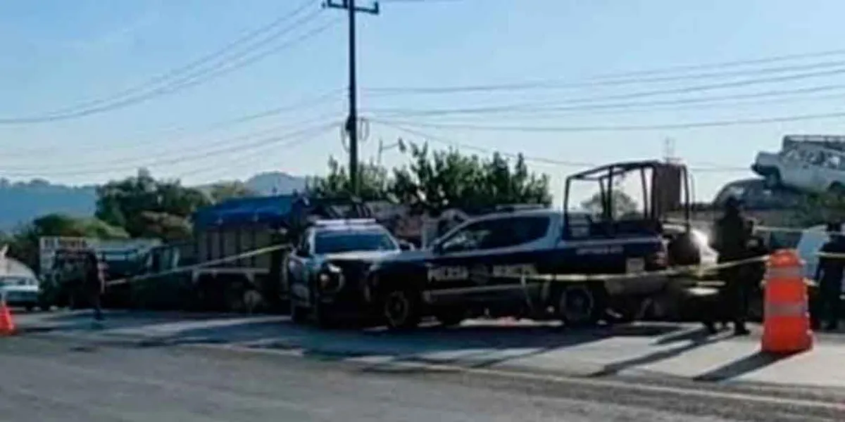 Policías son sometidos por grupo armado y roban caja seca en Xicotepec