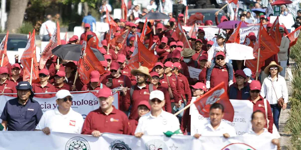 Trabajadores independientes exigen mejoras laborales en marcha de 1 de mayo en Puebla