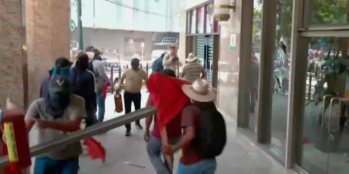VIDEO. CNTE y CETEG vandalizan Secretaría del Bienestar y oficinas del SNTE durante jornada de protestas