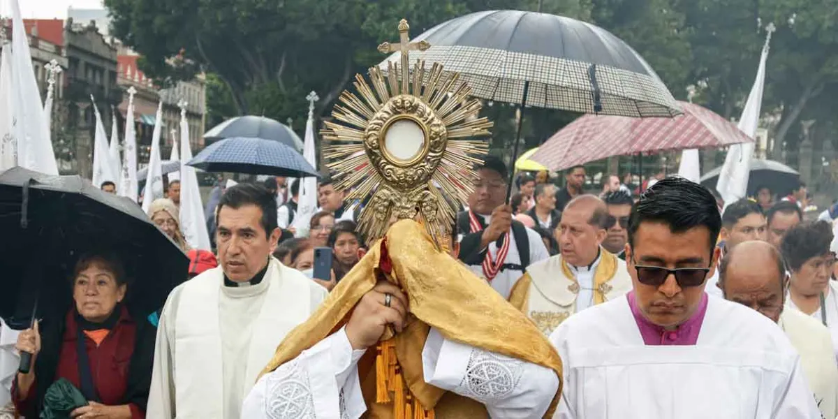 Celebran Corpus Christi con procesión y misa en Catedral de Puebla