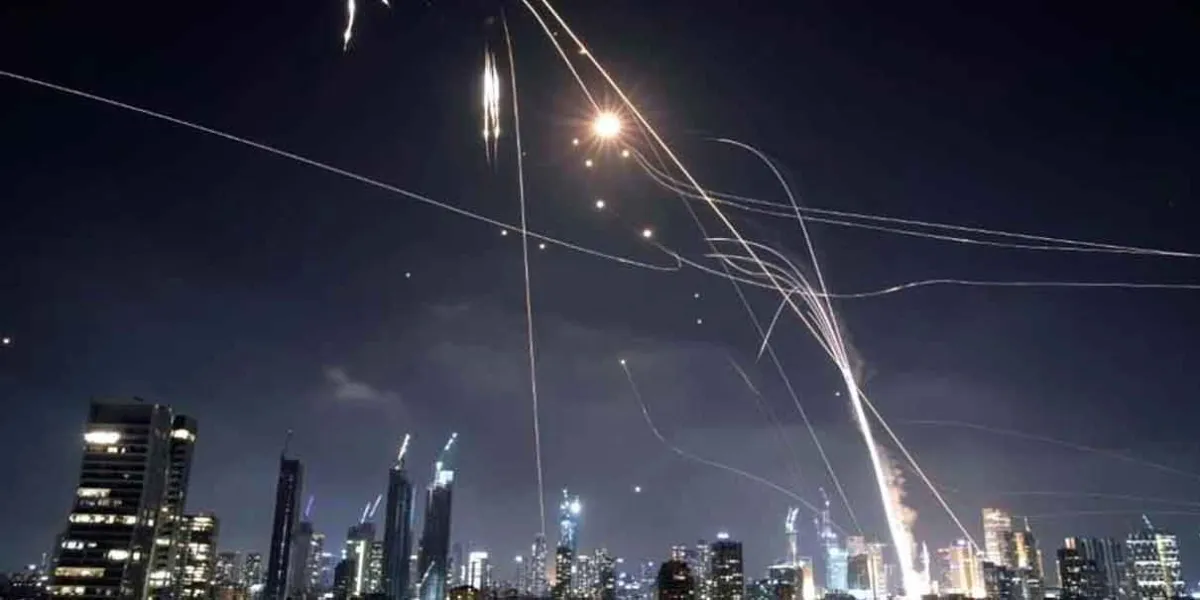 Irán lanza decenas de misiles contra Israel tras bombardeo en Teherán