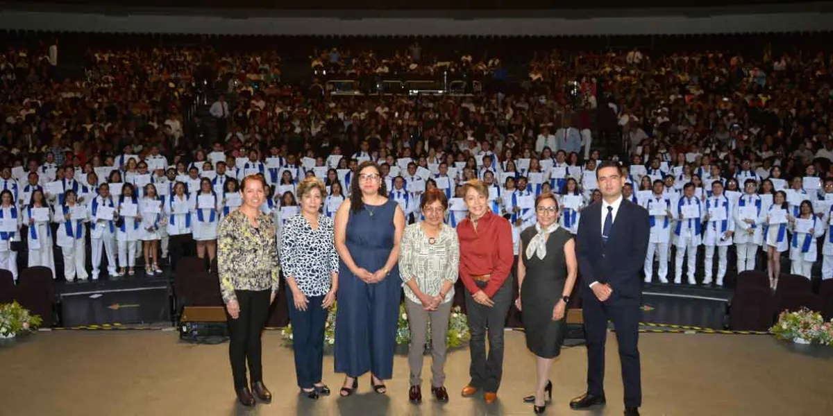 Preside Rectora Lilia Cedillo graduación de egresados de las preparatorias del Complejo Regional Centro y de la Lázaro Cárdenas