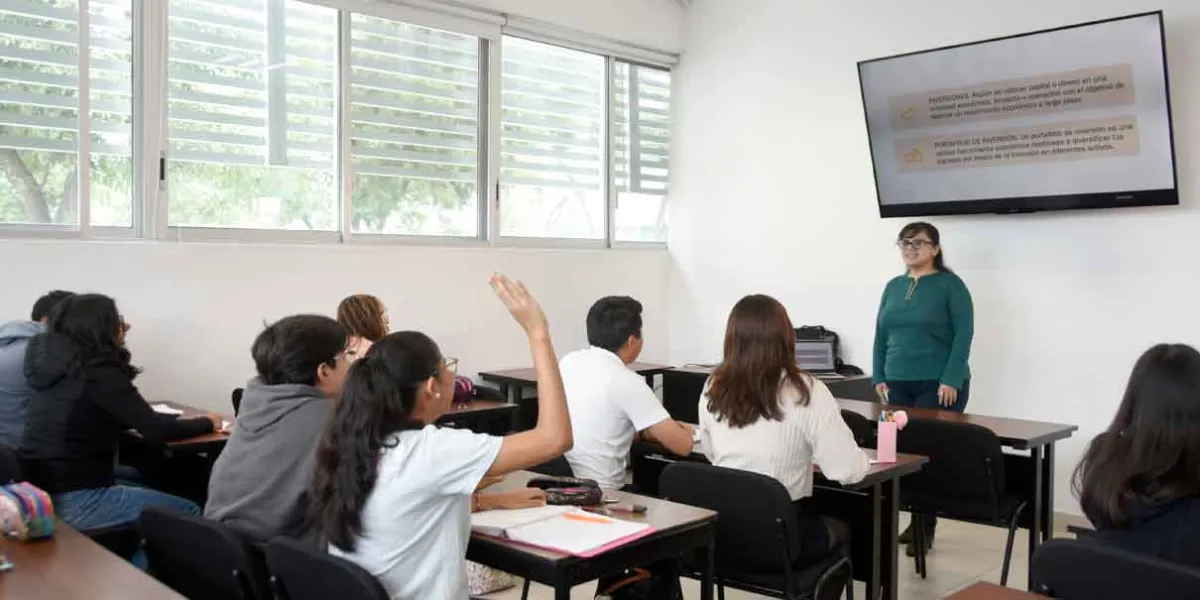 Reconoce BUAP el trabajo y compromiso de las y los docentes hora clase