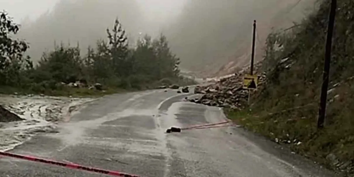 Tormentas dejan daños en tramos carreteros de la Sierra Negra
