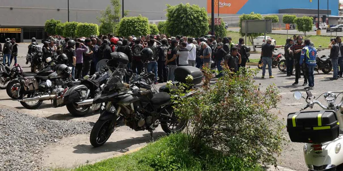 Aprovechan motociclistas visita de Sheinbaum para protestar contra Ley Chaleco