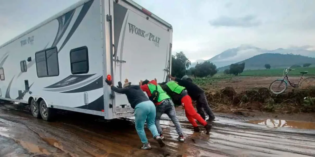 Fuerte lluvia en Serdán afecta caminos y transporte público