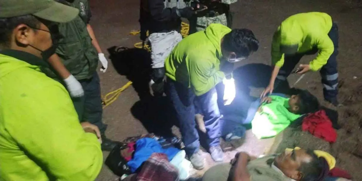 Autobús de pasajeros se vuelca en cañada de Alpoyeca; mueren 7 personas