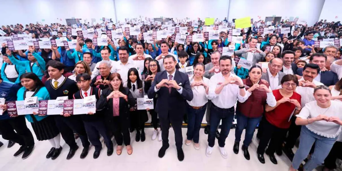 Gobierno de Puebla entrega 2 mil Becas de Conectividad para el Bienestar; buscan cerrar la brecha digital de estudiantes vulnerables