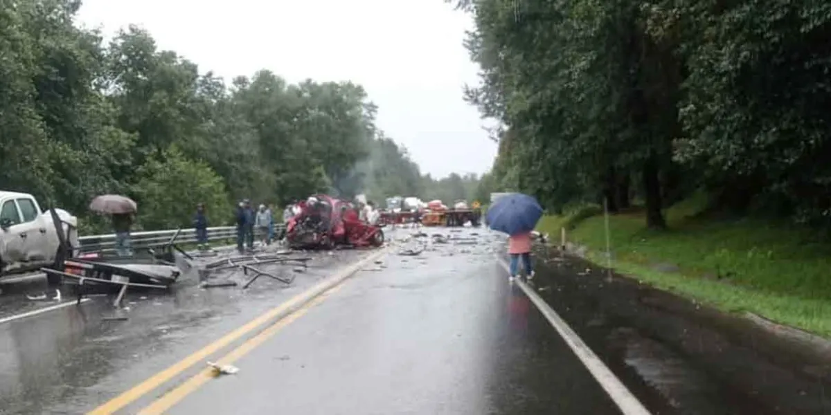 Fatal accidente en la autopista México-Tuxpan: dos muertos tras impacto con tráiler