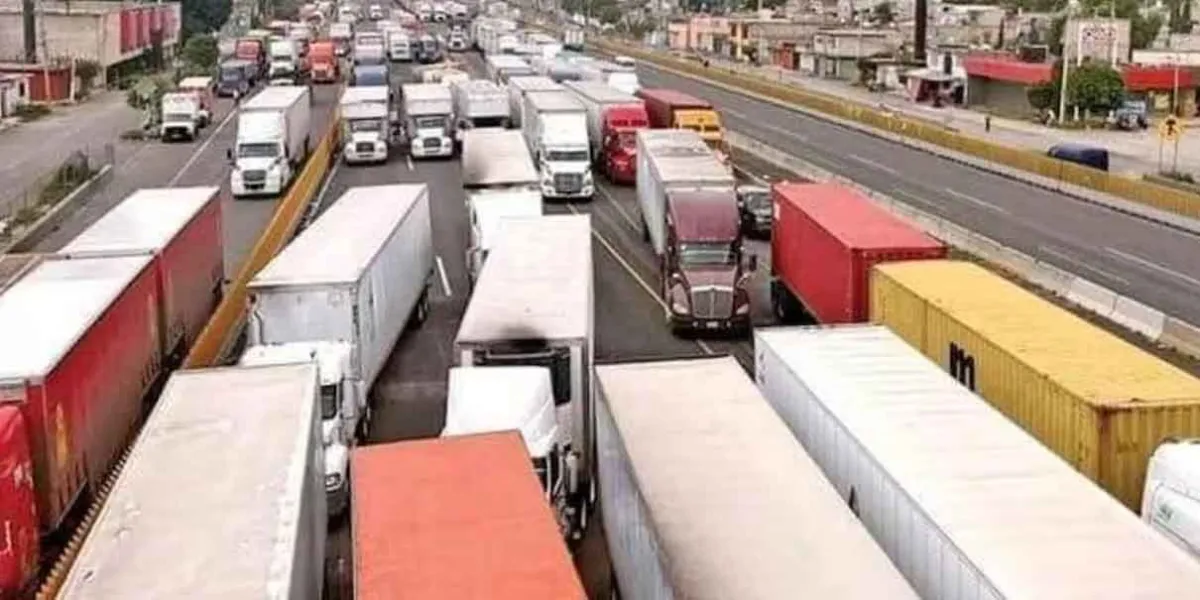 Protesta de transportistas paraliza autopista México-Puebla