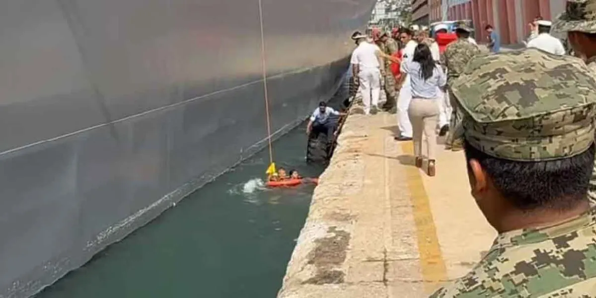 VIDEO. Bailarina cae al mar durante despedida del buque japonés en Acapulco; así fue rescatada