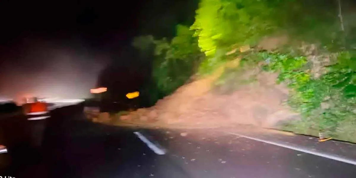 Tormenta eléctrica provoca derrumbes y caos vial en Xicotepec de Juárez