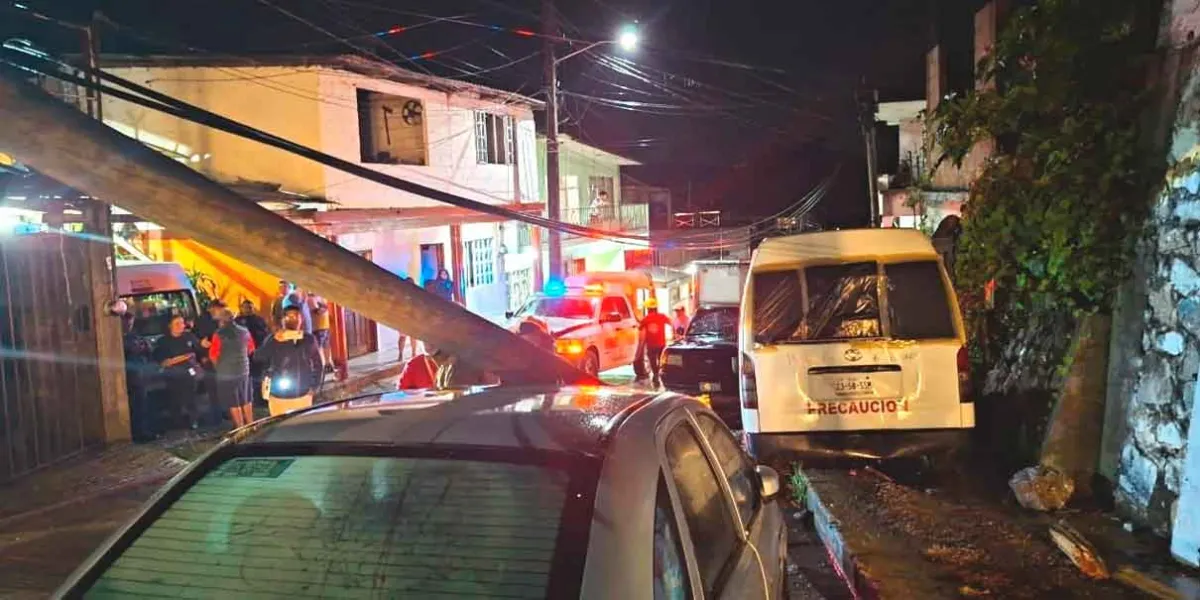 Ruta derribó poste de CFE que aplastó un auto en Xicotepec