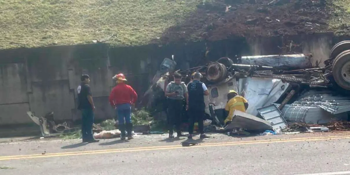 Tráiler quedó destrozado al volcar en la Sierra Norte; un niño murió 