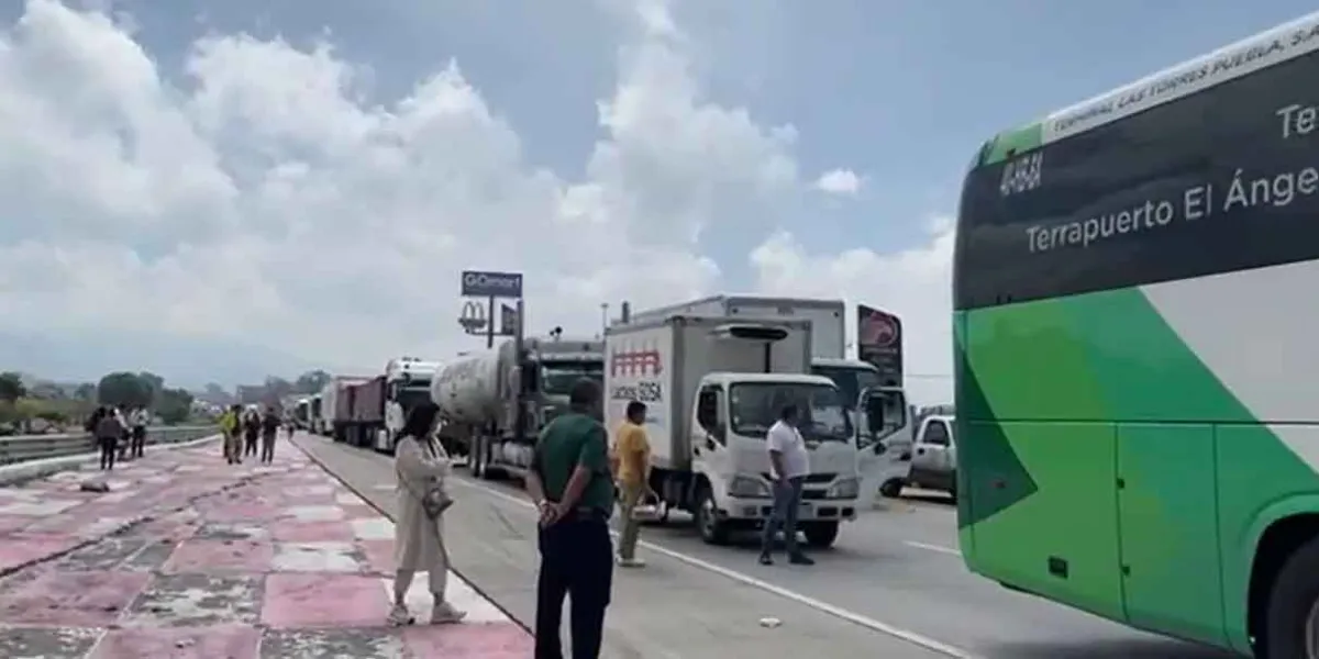 Cierran la autopista México-Puebla en la caseta de San Marcos; habitantes denuncian extorsiones 
