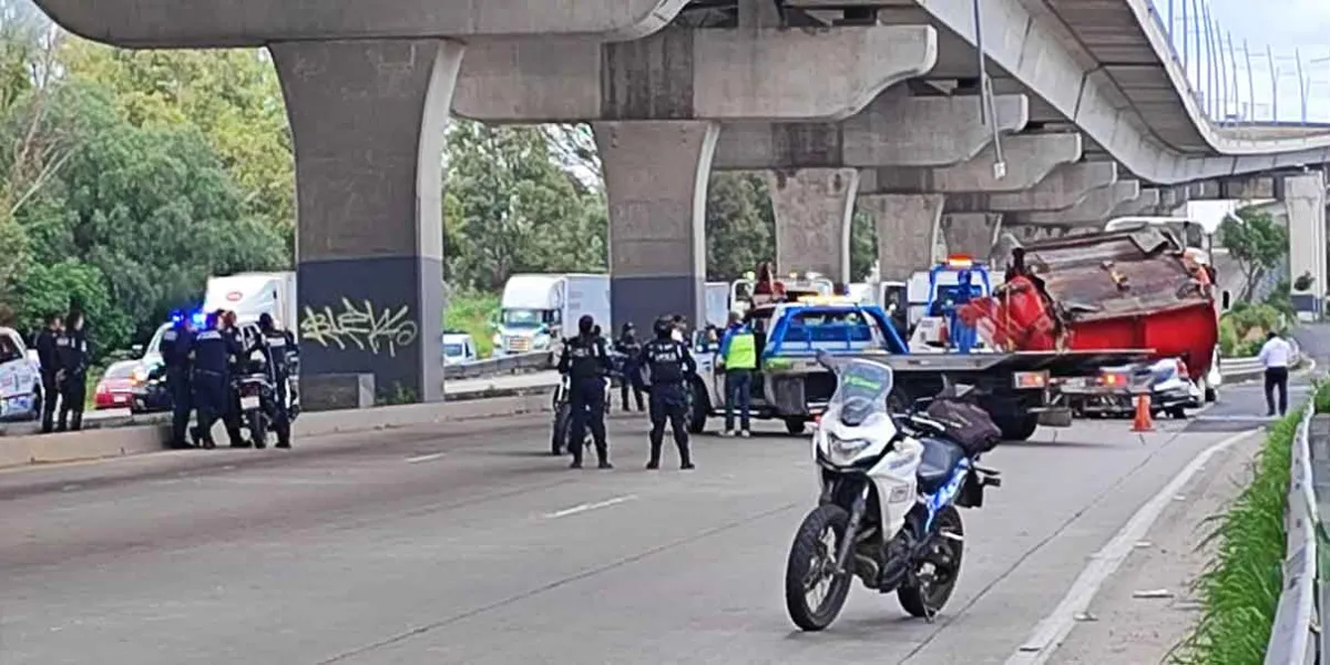 Impactante accidente en la México-Puebla: tráiler se incendia y cae contenedor sobre camioneta
