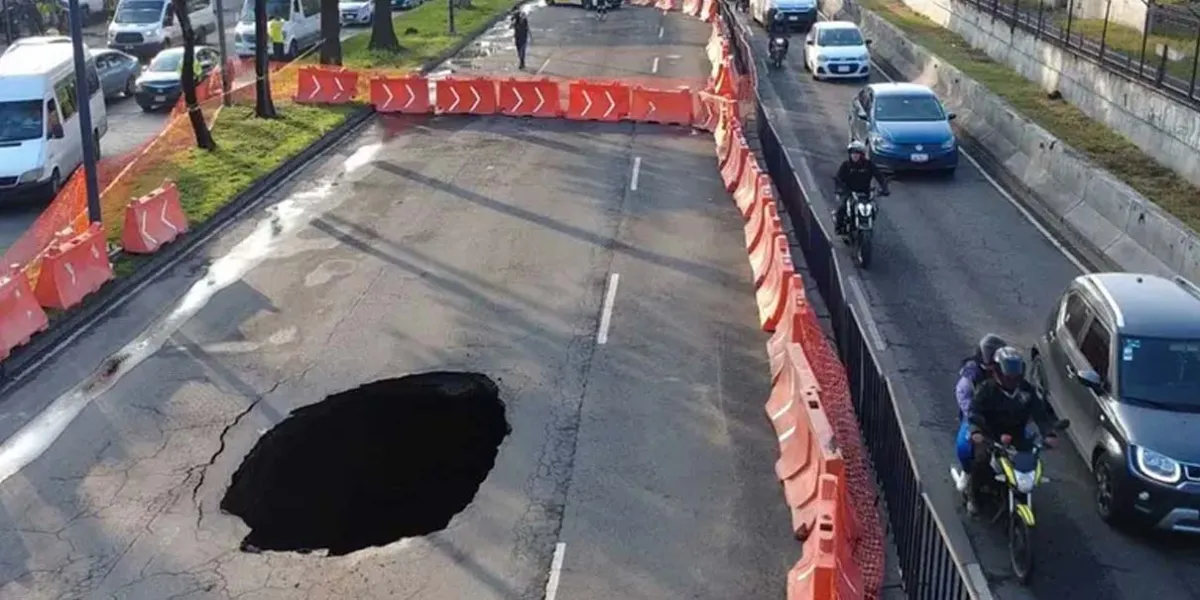 Socavón en Calzada Ignacio Zaragoza atrapa pipa y deja 3 carriles cerrados en CDMX