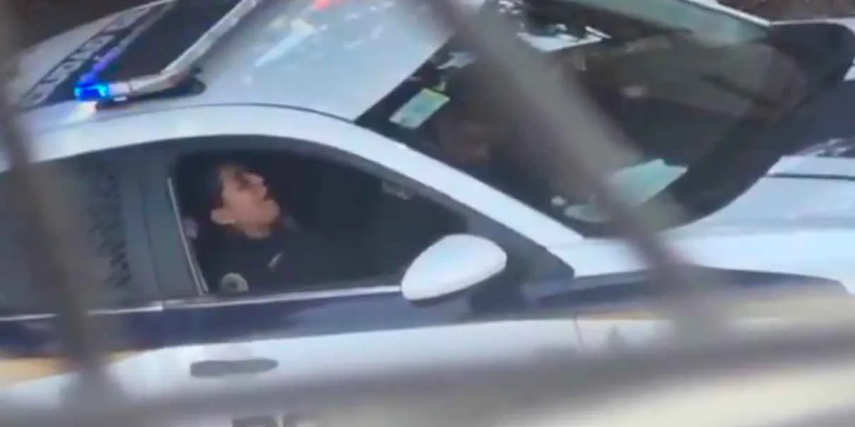Video viral exhibe a policías en presunto acto sexual dentro de patrulla de CDMX