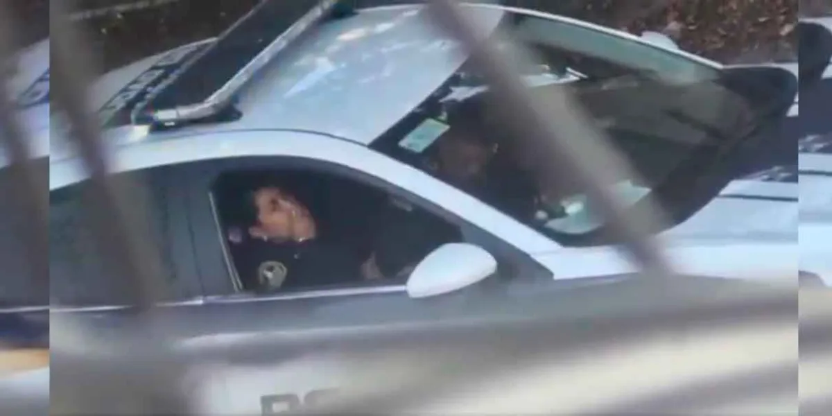 Video viral exhibe a policías en presunto acto sexual dentro de patrulla de CDMX