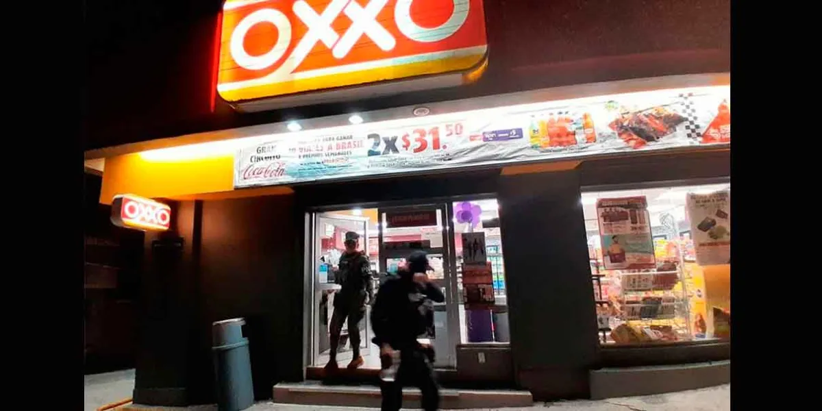 Violento asalto a Oxxo de Villas los Frailes en Tehuacán, deja dos empleados heridos.