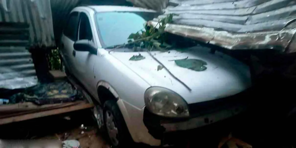 Accidente en Cuaxinca, Huauchinango: vehículo cae sobre vivienda y deja dos personas lesionadas