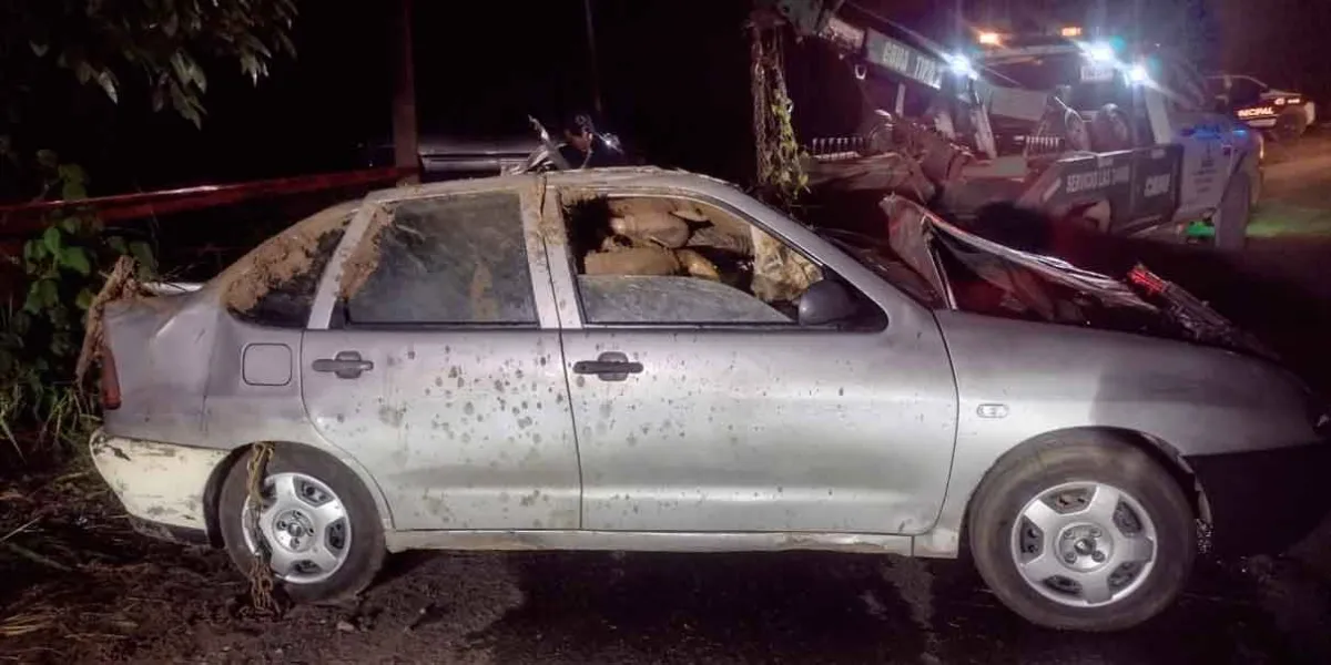 Descubrieron auto con dos cuerpos en río de Pantepec