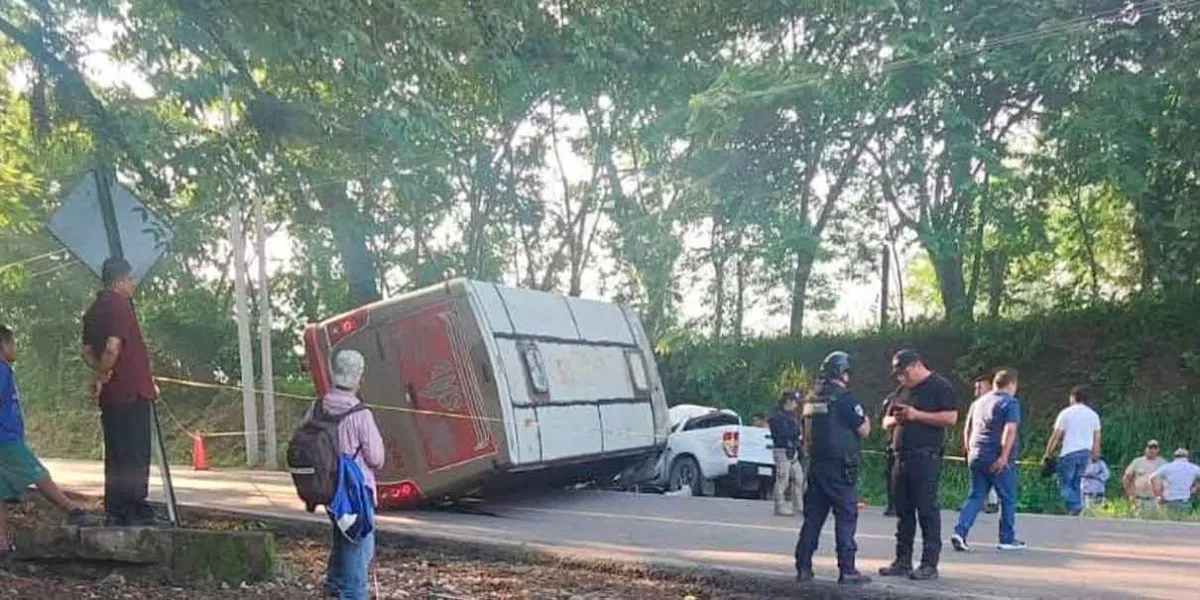 Un muerto al volcar y chocar un autobús en la Sierra Norte