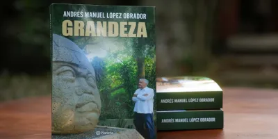 Arturo Ávila imita a Adán Augusto y reparte libro de AMLO en San Lázaro